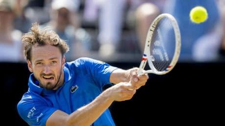 Medvedev pasa a los cuartos de Halle con su victoria número 400
