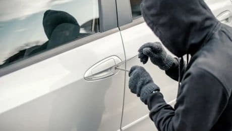 Una Guardia Civil advierte del método que usan ladrones para saber si te has dejado el móvil en el coche