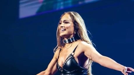 La comentada reacción de Jennifer Lopez cuando un saltamontes se posa en su cuello en pleno concierto