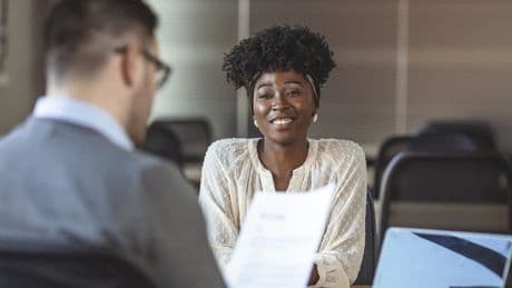 La lettre de recommandation reste un outil clé dans un processus de recrutement, malgré les réseaux sociaux