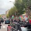 “Zet ze uit de race”: pro-Palestijnse demonstranten keren zich voor rit 12 tegen Israel-Premier Tech, grote kopgroep rijdt weg