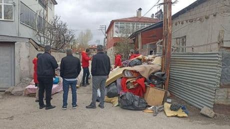 Van'da kötü koku ihbarına giden ekipler şaşkına çeviren manzara ile karşılaştı