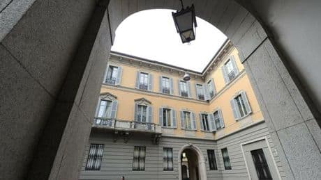 Mediobanca cade in Borsa per l?addio di Mediolanum
