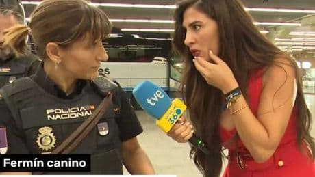 El momento surrealista de una reportera de RTVE en Sanfermines: un perro policía encuentra droga a una joven en directo