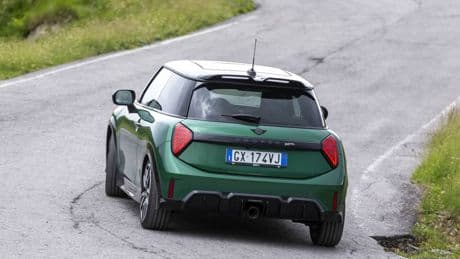 Nuova MINI John Cooper Works, emozioni vecchia scuola e tecnologia moderna: primo contatto