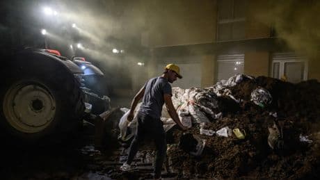 Loi Duplomb : la Coordination rurale jette du fumier devant le QG des écologistes, la mairie leur envoie la facture