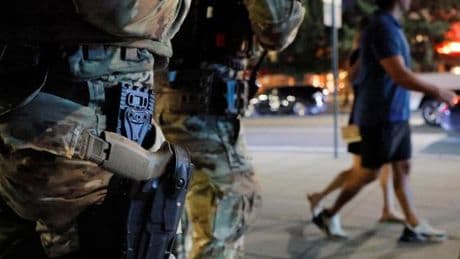 Les militaires de la garde nationale déployés à Washington commencent à porter des armes