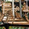 Leere Tische im Biergarten: Dehoga: Regenwetter hat Gastro-Geschäft beeinträchtigt