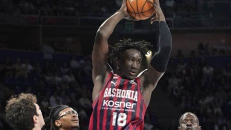 El Baskonia reacciona a tiempo para asegurarse las series por el título