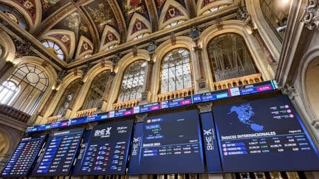 Grifols, Acciona Energía y Sabadell se disparan más del 15% en julio