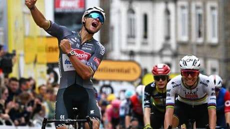 ‘Het werd weer eens tijd’, zegt Mathieu van der Poel als hij de ritzege en gele trui pakt in de Tour