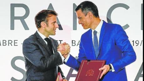 La derrota del tratado con Francia, el primero rechazado por las Cortes en la historia, deja en evidencia a Sánchez