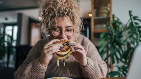 El compuesto presente en ciertos alimentos que aumenta la probabilidad de desarrollar obesidad