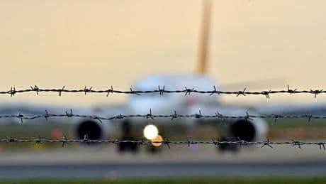 Flug mit mehr als 190 Flüchtlingen gestoppt - kurz vor Dobrindts Vereidigung
