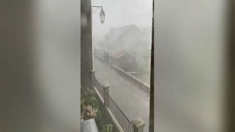 Grêle, pluie, rafales de vent: les images des orages qui ont éclaté de la Haute-Garonne à la Bourgogne