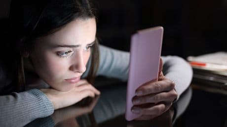 Fermiamo, tra i giovani, il dilagare degli smartphone