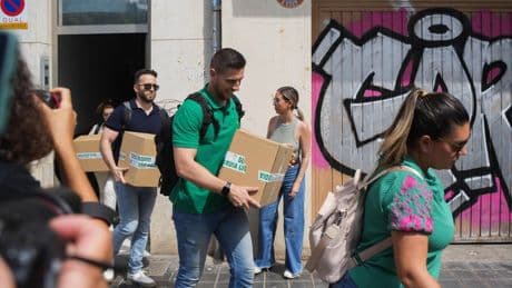 La UCO descubrió a una mujer que intentó "ocultar un disco duro en su pantalón" durante el registro de la casa de Ábalos