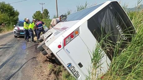 Muğla'da turistleri taşıyan midibüs devrildi: 1 yaralı