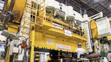 La megaprensa Komatsu que ayudó a Toyota en sus primeros modelos regresa a Japón 90 años después tras dar la vuelta al mundo