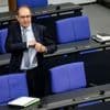 Neue Migrationspolitik: Bundestag läutet Kurswechsel ein: Familiennachzug ausgesetzt