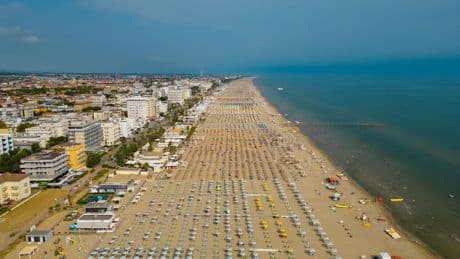 Italianen mijden hun geliefde stranden, want de ligstoelen worden te duur