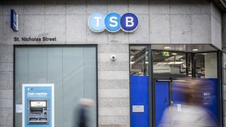 El Sabadell analiza la venta de su filial TSB en medio de la opa del BBVA