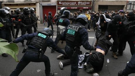 10 septembre : le gouvernement mobilise matraques et des lacrymos contre la colère sociale