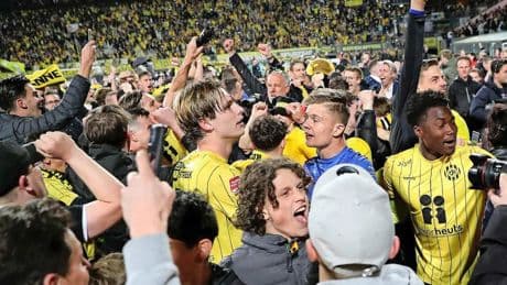 Vier minuten kampioen en fout geïnformeerde speaker: deze clubs gingen door een achtbaan van emoties na laatste fluitsignaal