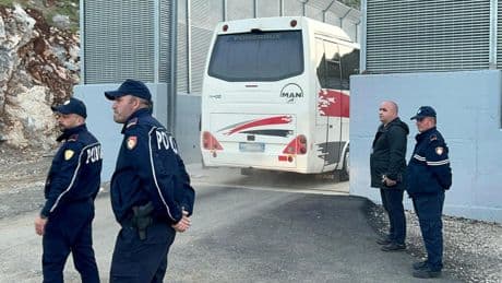 Centre de rétention italien en Albanie : « Les migrants sont désespérés »