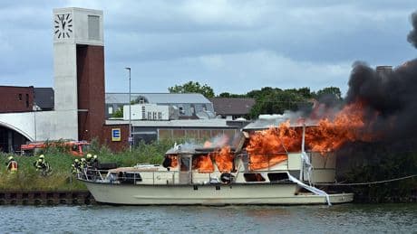In Münster - Yacht in Flammen! Großeinsatz im Stadthafen