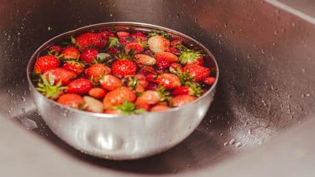 Der simple Küchen-Trick, der Erdbeeren vom Chemie-Cocktail befreit