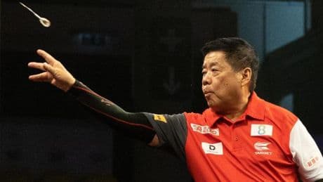 71-Jähriger fordert deutsches Darts-Duo heraus