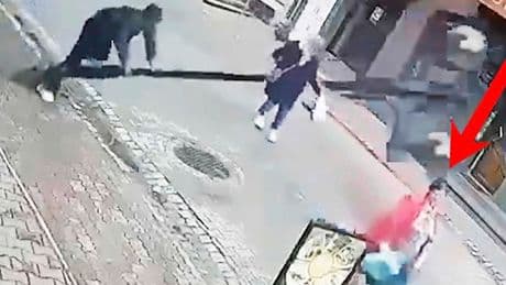 Bizar incident: Man duwt lantaarnpaal tegen voorbijganger