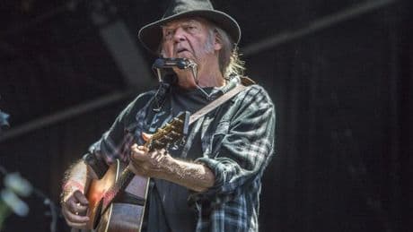 Neil Young, en la atalaya de los días, funde ternura y rabia política en 'Talkin to the trees'