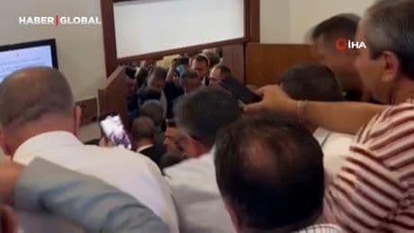 Meclis'te gergin anlar: Birbirlerinin üzerine yürüdüler