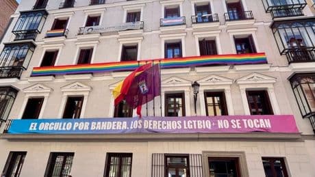 Decisión salomónica de Almeida en la &quot;estúpida guerra de banderas&quot; LGTBI de Más Madrid y PSOE