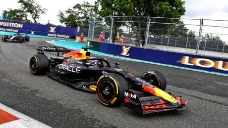 GP di Miami, la diretta: Verstappen davanti, Antonelli lo attacca, poi Piastri