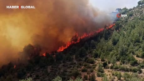 Mersin'de devam eden orman yangınına havadan ve karadan müdahale sürüyor