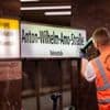 Alter Name weiterhin abgebildet: BVG bringt neue Tafeln am U-Bahnhof Anton-Wilhelm-Amo-Straße an