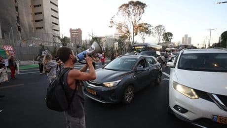 Tel Aviv karıştı! İsrailliler sokağa indi, otoyolu trafiğe kapattı
