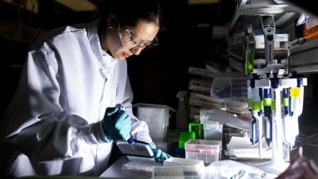 Coupes budgétaires, essai clinique supplémentaire... Le calvaire des fabricants de vaccins depuis le retour de Trump