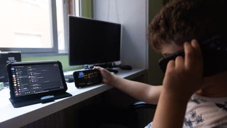 Un estudio asocia la alta adicción a las pantallas con ideas suicidas y problemas de salud mental en menores