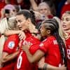 Zwitserland dankzij late goal van PSV-speelster Riola Xhemaili naar kwartfinales EK in eigen land