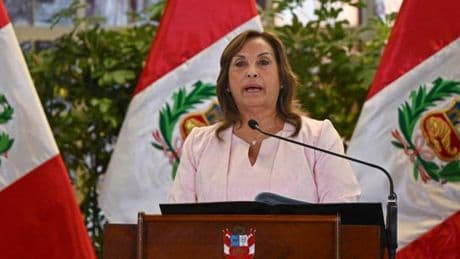 Pérou : la présidente Dina Boluarte voit les enquêtes la concernant suspendues jusqu’à la fin de son mandat
