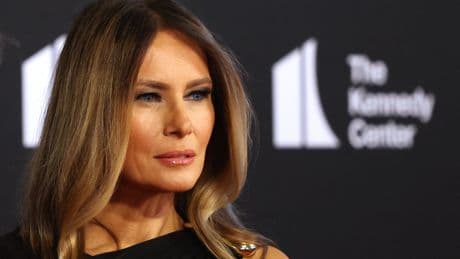 Melania Trump, ritorno in grande stile mano nella mano col marito Donald