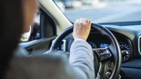 Tres riesgos al volante que deberían preocuparte este verano