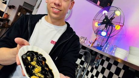 Verrückte Kreation von „Curry am Büchel“ in Neuss: Jetzt kommt die schwarze Currywurst
