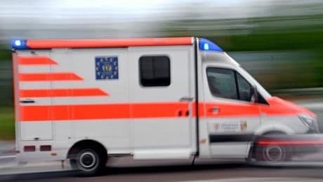 Krankenwagen rast in Linienbus – Kind stirbt