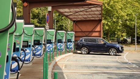 La voiture électrique aura-t-elle bientôt la peau des hybrides rechargeables ?