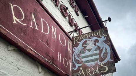 Les Britanniques boivent 22% d'alcool en moins qu'il y a 20 ans et un quart des pubs a fermé: dans les villages on se mobilise pour les sauver